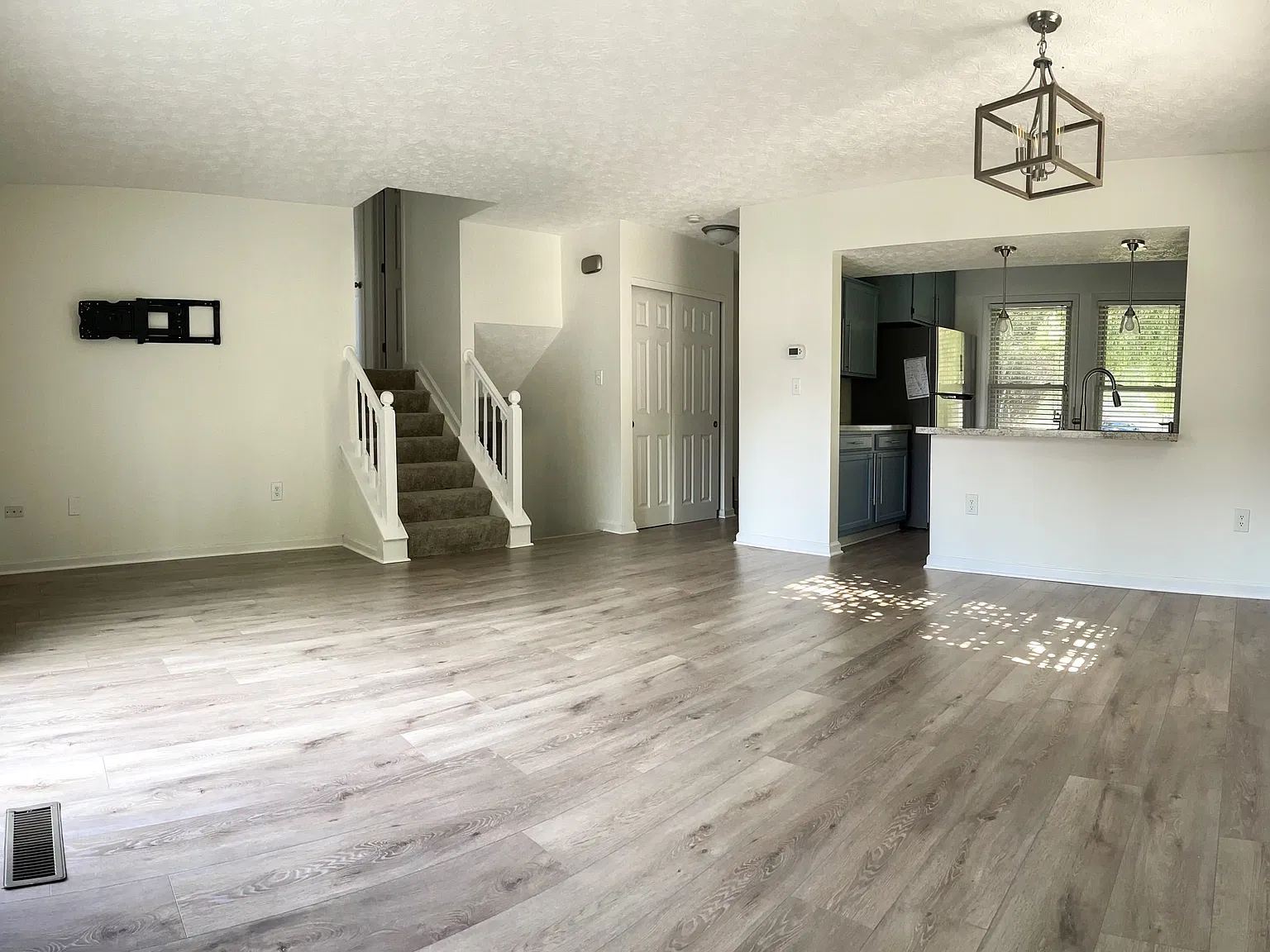 4 bed, 1.5 bath, 1424 sqft, $2,800 — Photo 3