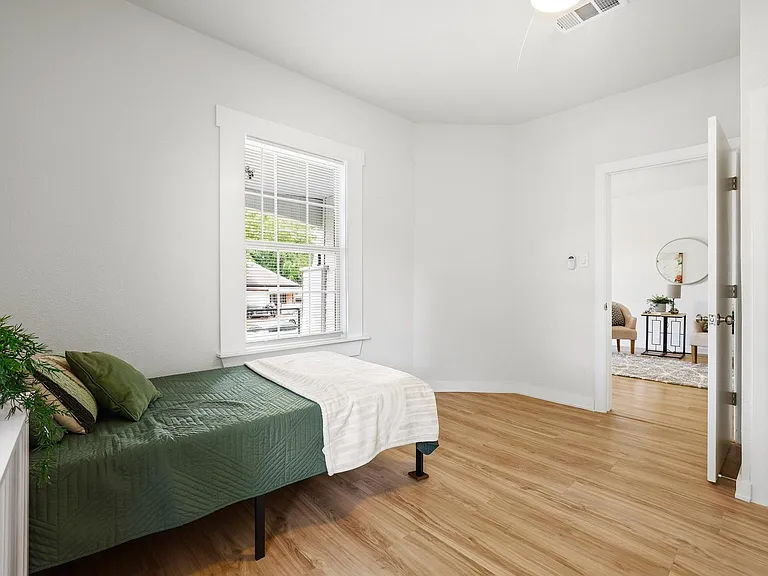 537 E Sears St — Photo 10