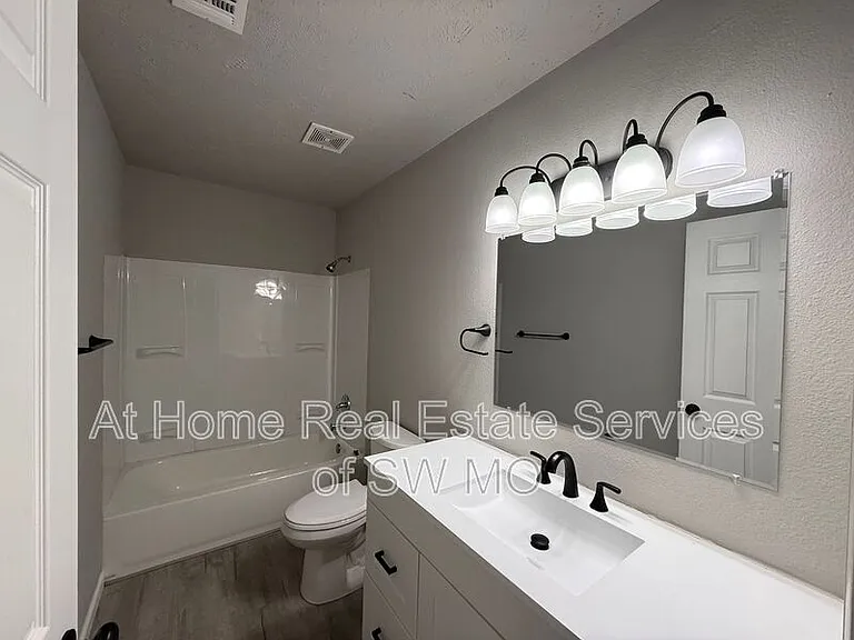 1306 E McDaniel St #7 — Photo 6