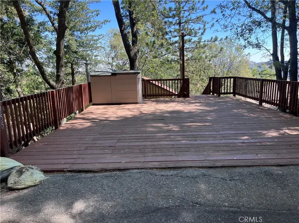 955 Coulter Pine Rd, Crestline, CA 92325