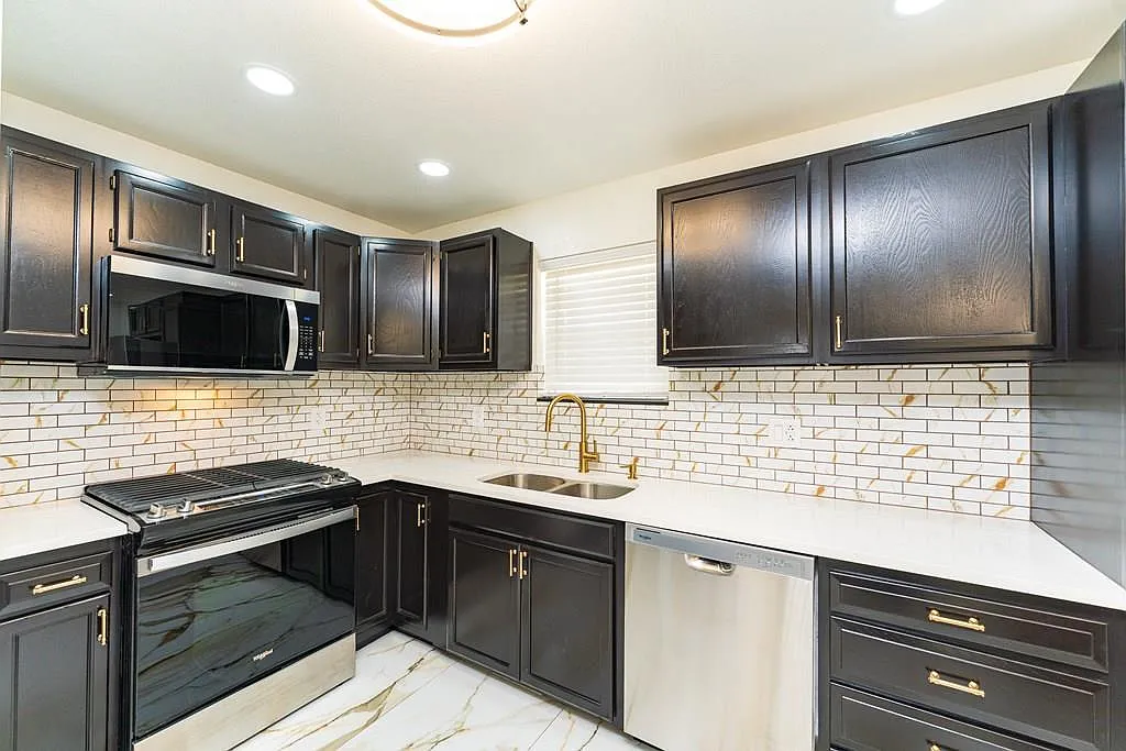 4 bed, 3.0 bath, 1600 sqft, $2,500 — Photo 3