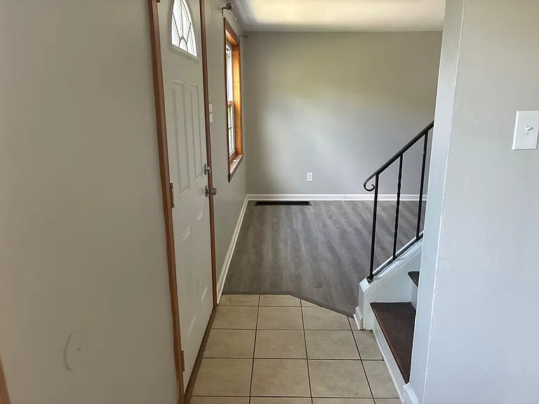305 Jacob Dr — Photo 2