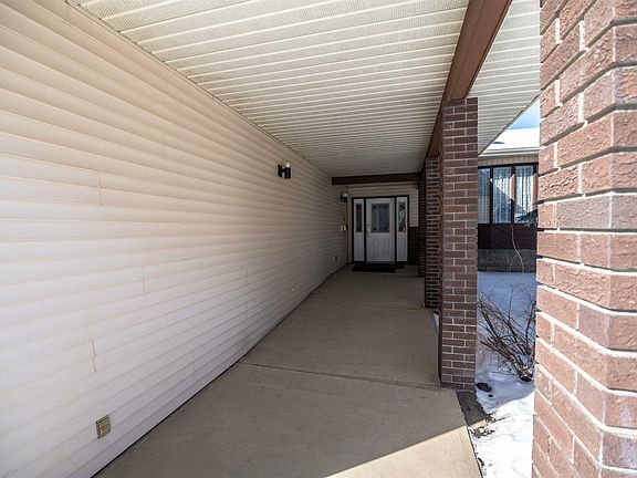 5th image of 52 Piedmont Cres