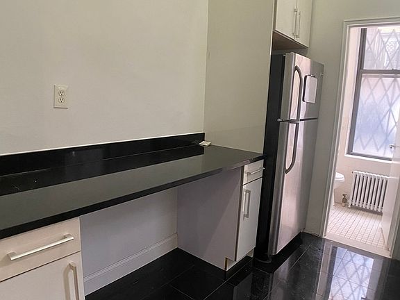 5th image of 212 W 79th St #1A4