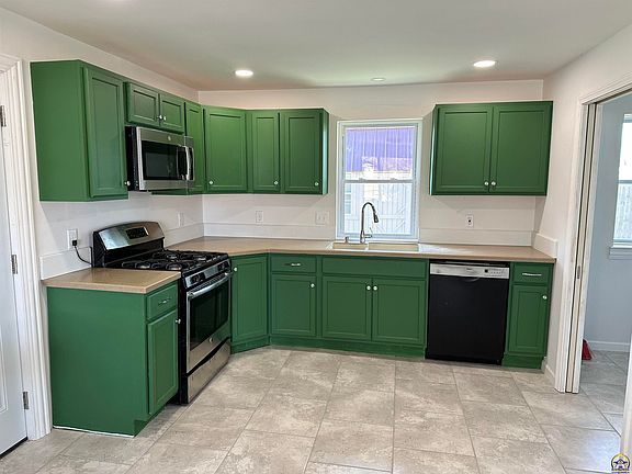 3rd image of 608 Ratz St