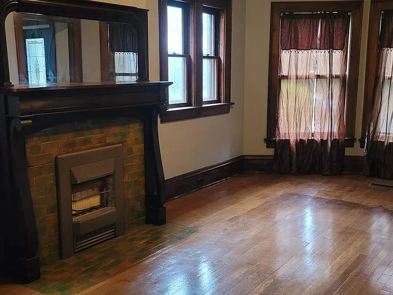 446 W 7th St — Photo 4