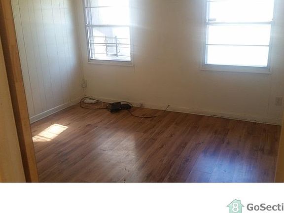 5th image of 536 Karen St