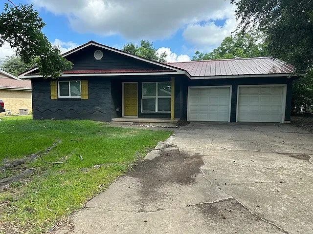 1008 Holiday Dr — Photo 1