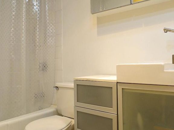 3rd image of 150 W 51st St APT 1112
