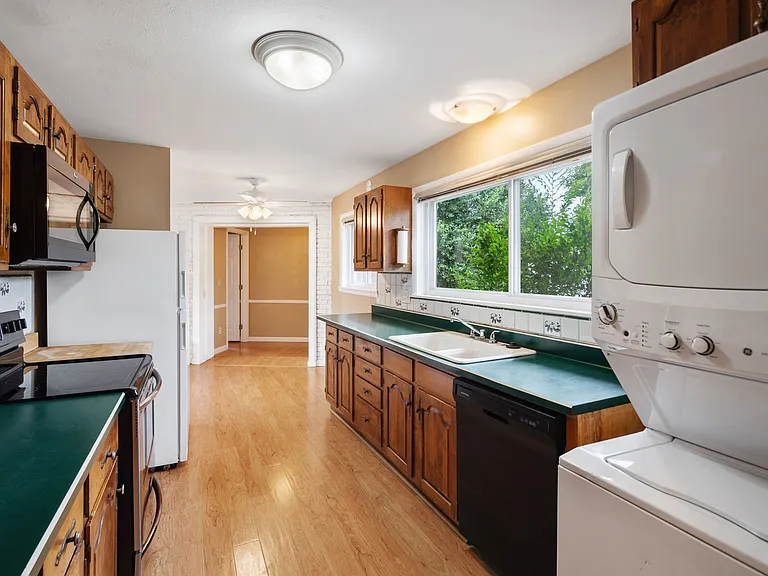 1221 Mount View Ln — Photo 3