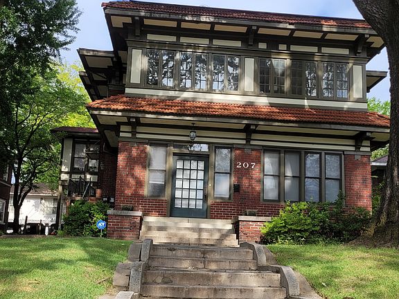 Front view - well maintained lawn, nice shade