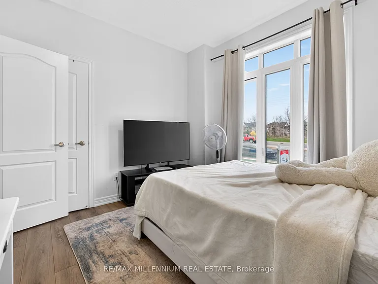 505 Dundas St E — Photo 8