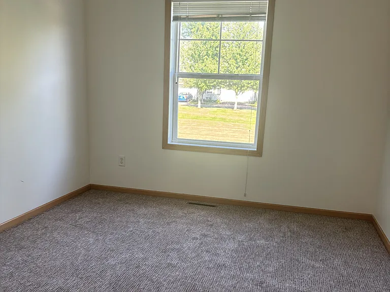 Bedroom 1 (Upper LVL)