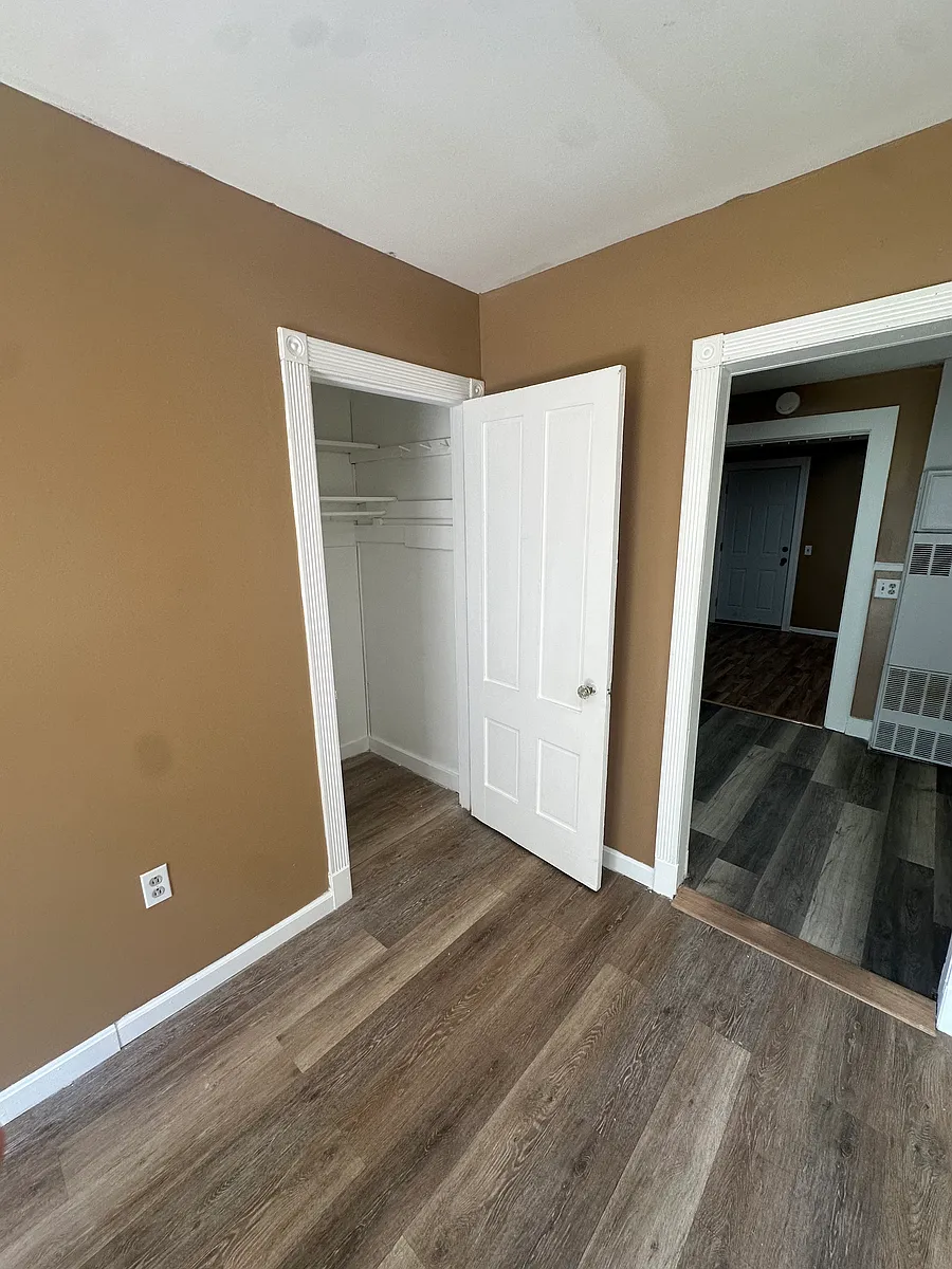 Building Photo - 57 W Warwick Ave #B
