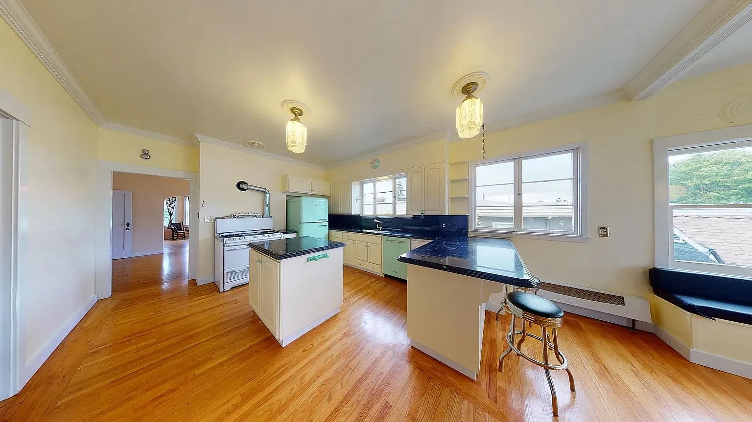 3 bed, 1.5 bath, 1489 sqft, $6,250 — Photo 4