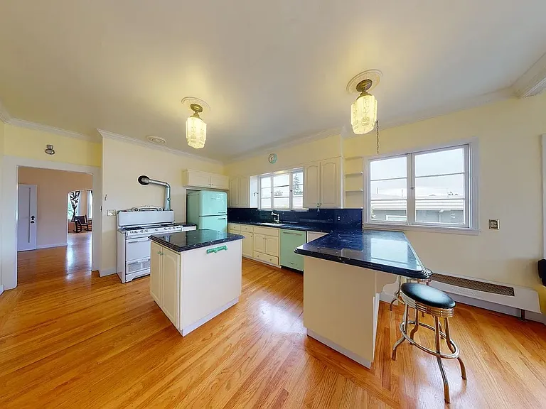 1226 Fountain St — Photo 4