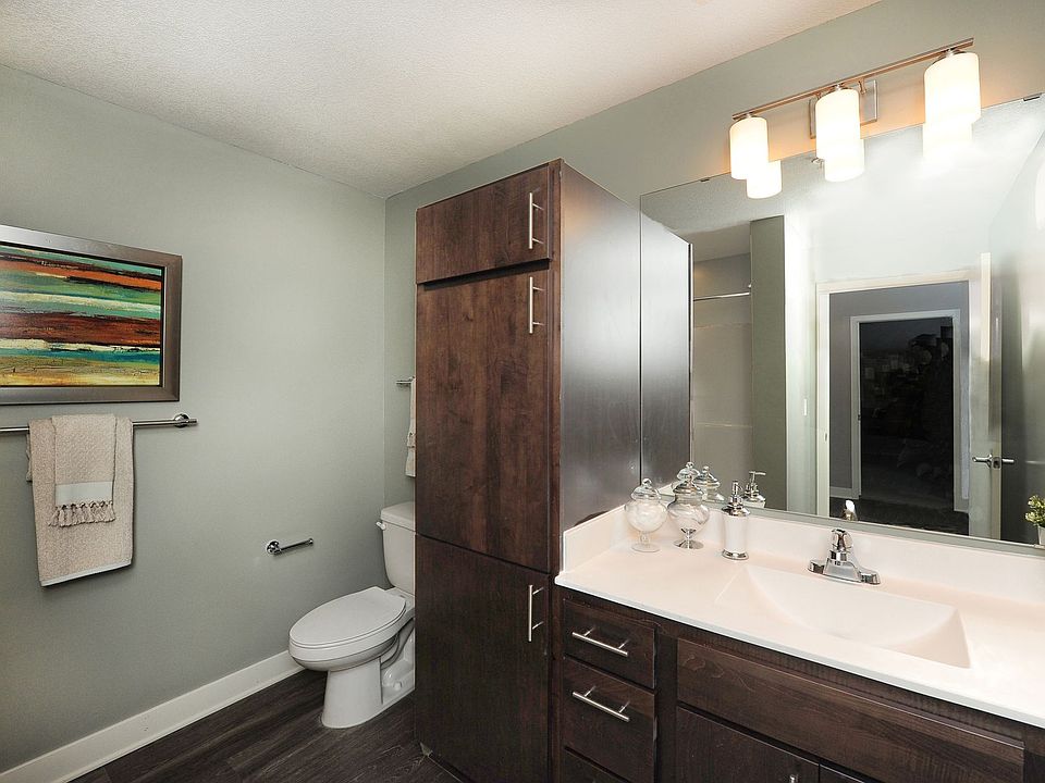 1st image of 815 9th St SE #105