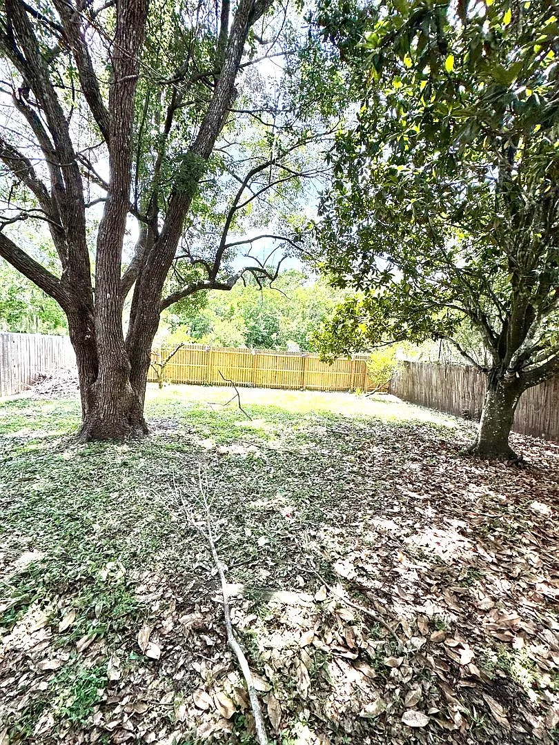 Spacious 3BR Home with 2-Car Garage Near Medical City & Waterford Lakes — Photo 3