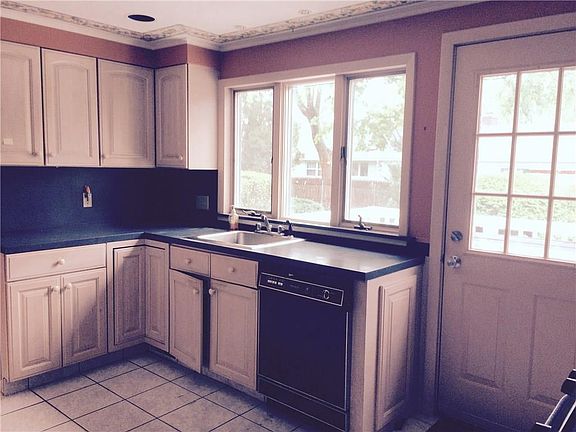 5th image of 409 Algonquin Dr
