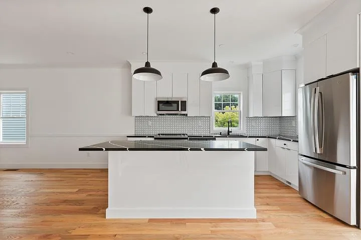 109 Park Ave E — Photo 6