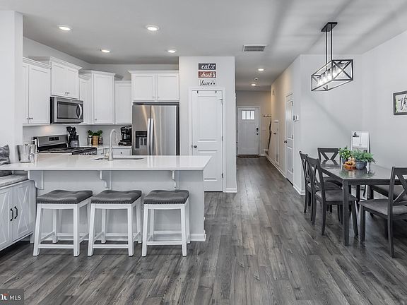4th image of 47 Katherine Dr
