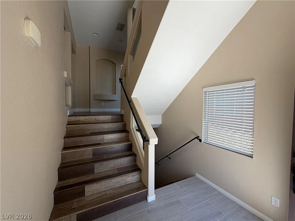 5 bed, 3.5 bath, 2960 sqft, $2,495 — Photo 2
