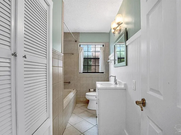 1660 E Hayes St — Photo 13
