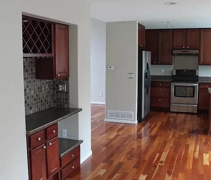 15970 Hedgeway Dr — Photo 6
