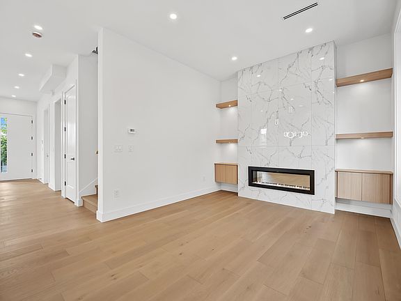3rd image of 6885 Aubrey St #2