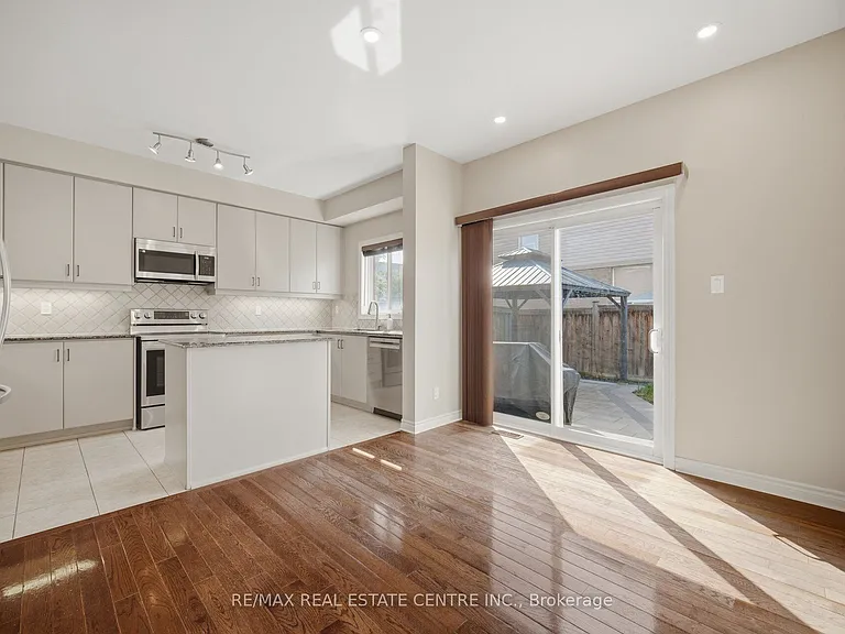 366 Hobbs Cres — Photo 17
