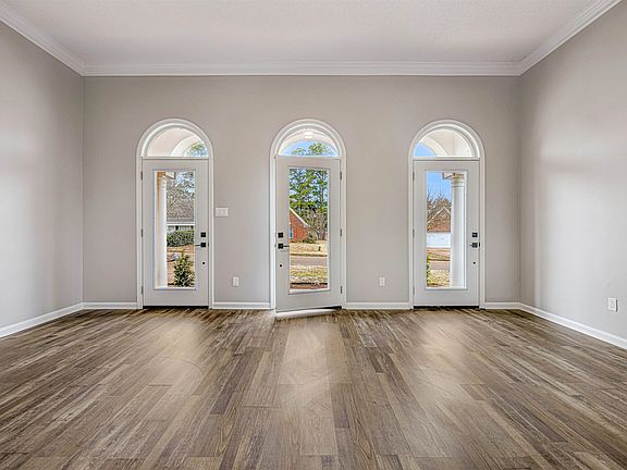 4th image of 3082 Woodland Crest Dr