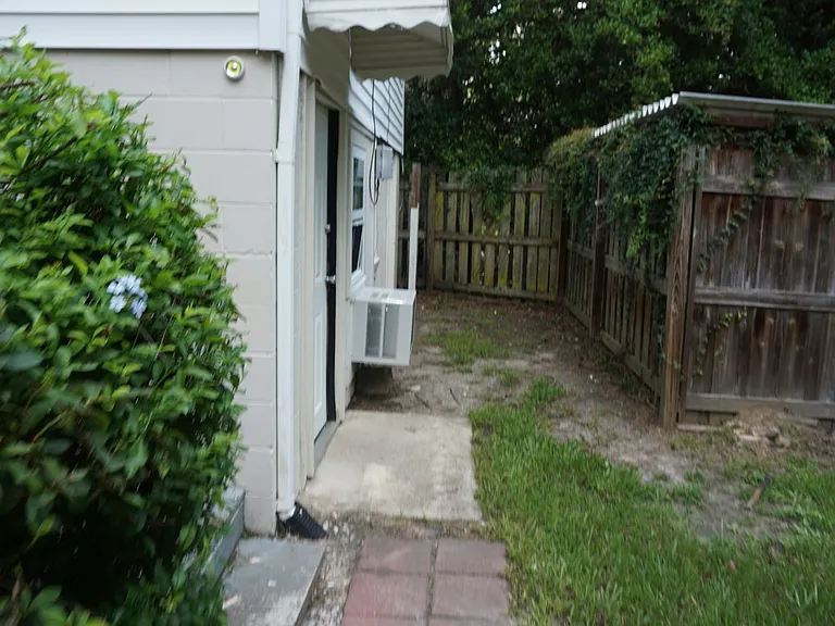 208 1/2 W College St — Photo 16