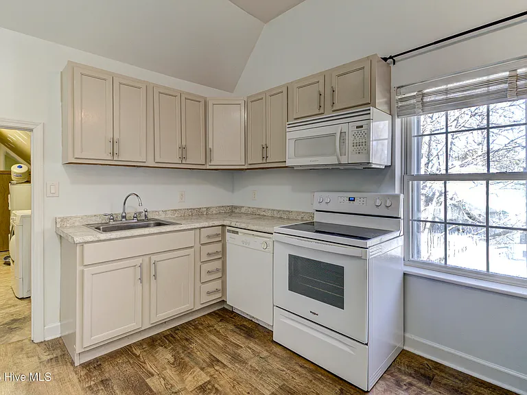 613 Clarendon Ave — Photo 40