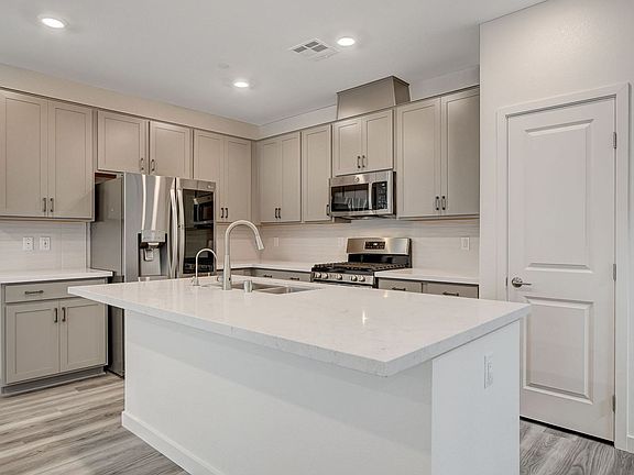 3rd image of 91 Medianoche St