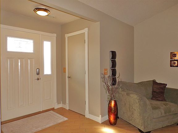 3rd image of 405 Greenbriar Dr