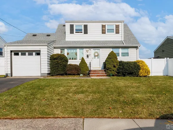 10 Sunnyside Dr, Carteret, NJ 07008