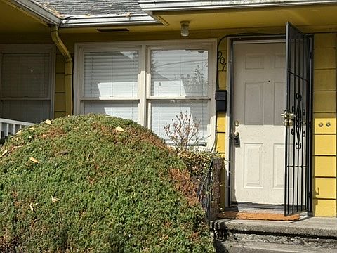 3rd image of 907 N Albina Ave #907