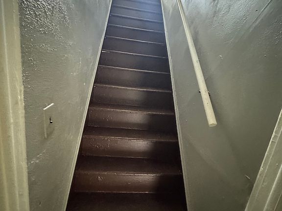 5th image of 917 W 9th St
