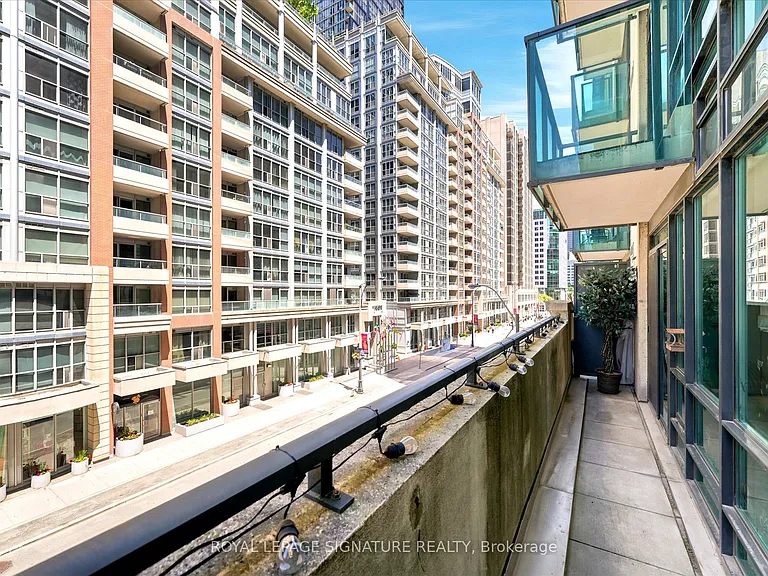 263 Wellington St W #301 — Photo 21