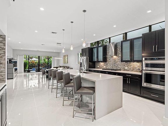 4th image of 928 NE 16th Avenue #928