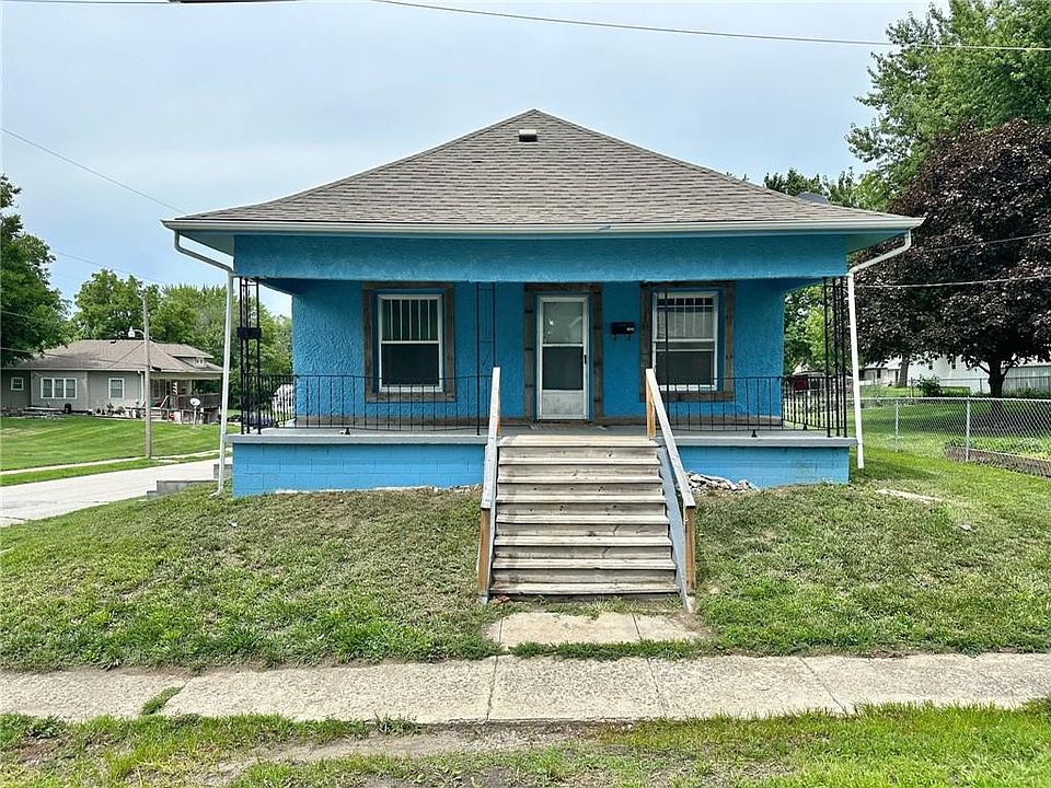 1st image of 213 W 15th St