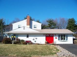 8 Greenbrook Dr, Levittown, PA 19055