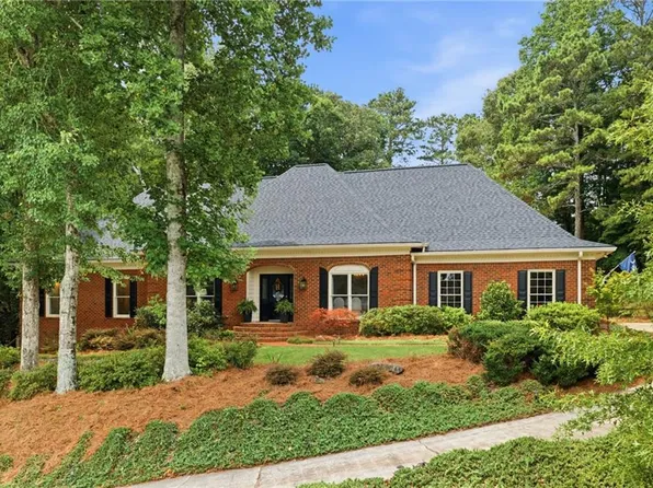 1040 Finnsbury Dr, Roswell, GA 30075