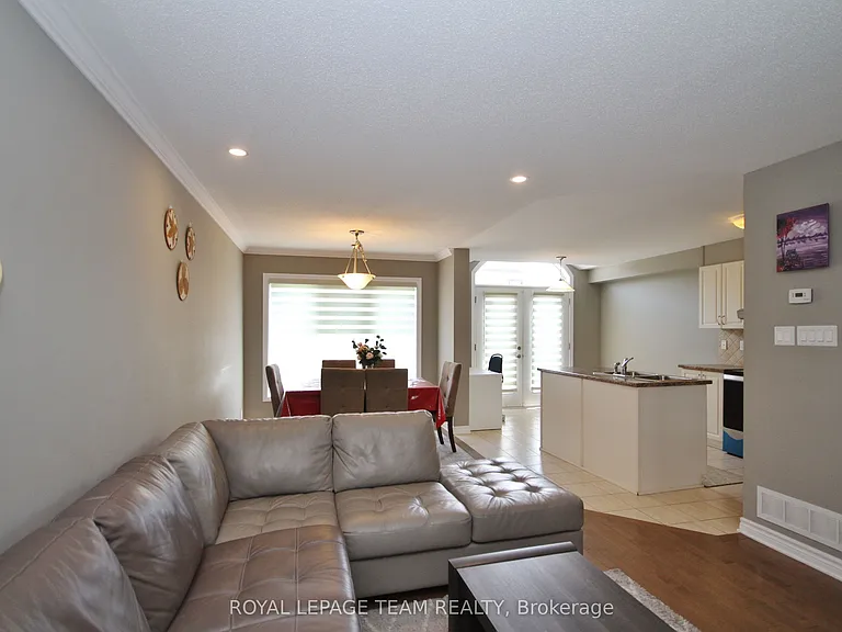 302 Tourmaline Cres — Photo 4