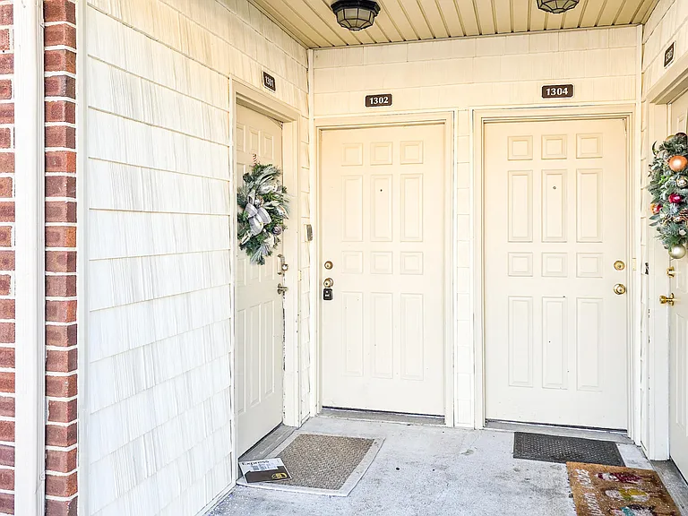 1302 Bradley Ct — Photo 2