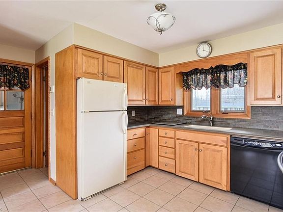 5th image of 690 Blueberry Hill Dr