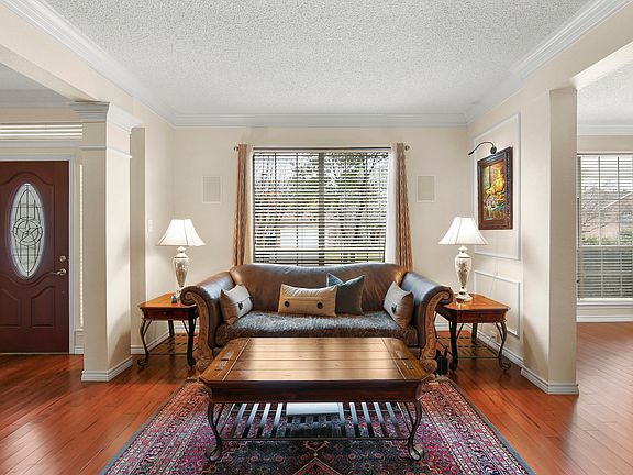 5th image of 2704 Crestwood Ln