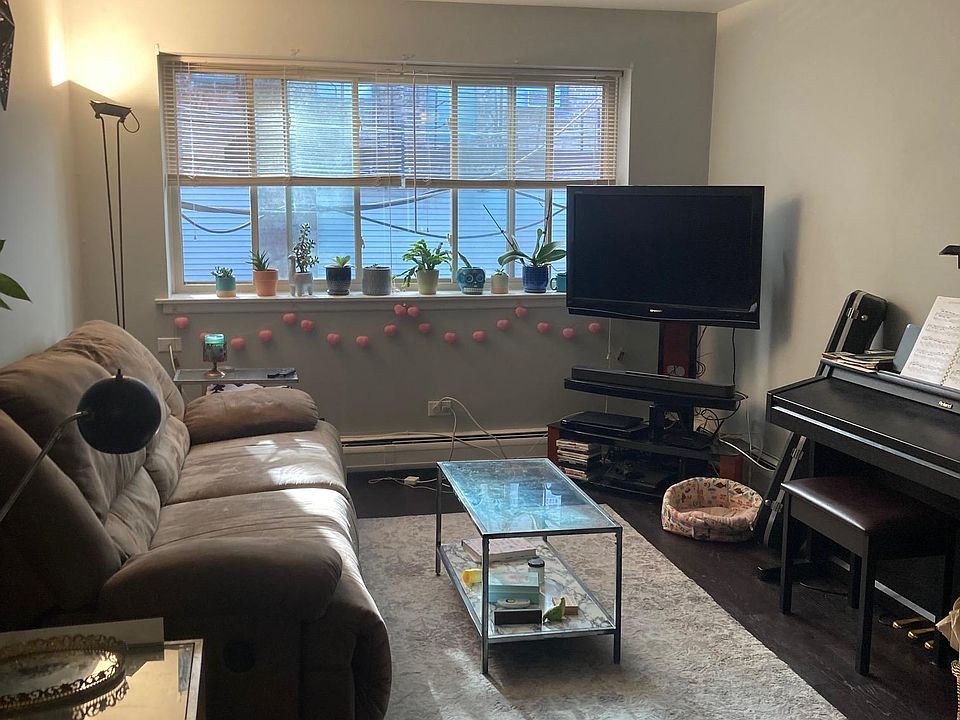 1st image of 2827 N Cambridge Ave #202