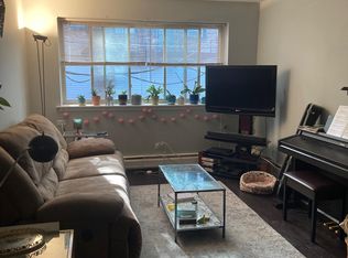 2827 N Cambridge Ave #202, Chicago, IL 60657