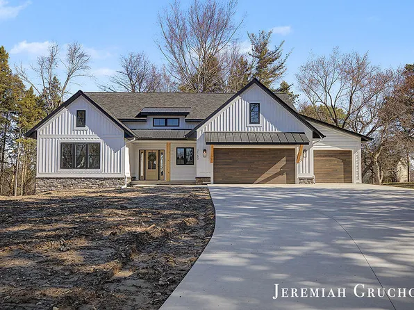 2160 Engleside Dr SE, Grand Rapids, MI 49546